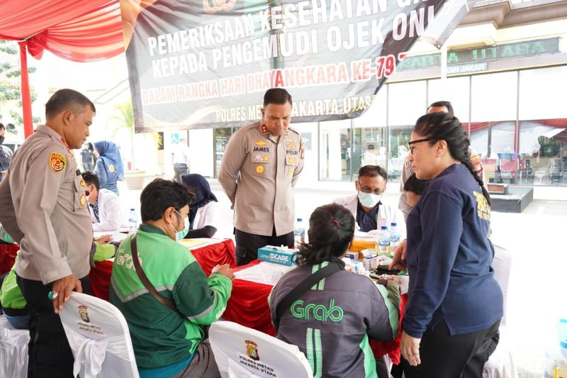 Polrestro Jakut periksa kesehatan pengemudi ojek daring dan warga
