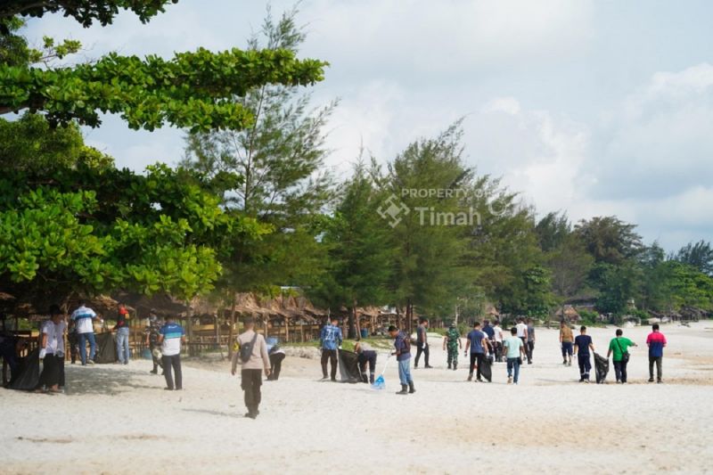 pt-timah-pokdarwis-rambak-bersihkan-plastik-objek-wisata