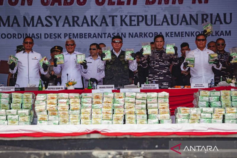 Pesta rakyat pemusnahan 2 ton barang bukti kejahatan kasus penyelupan sabu-sabu di Batam