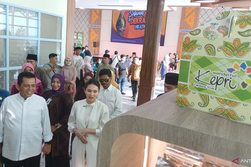 gubernur-maluku-utara-terkesan-dengan-produk-umkm-dekranasda-kepri