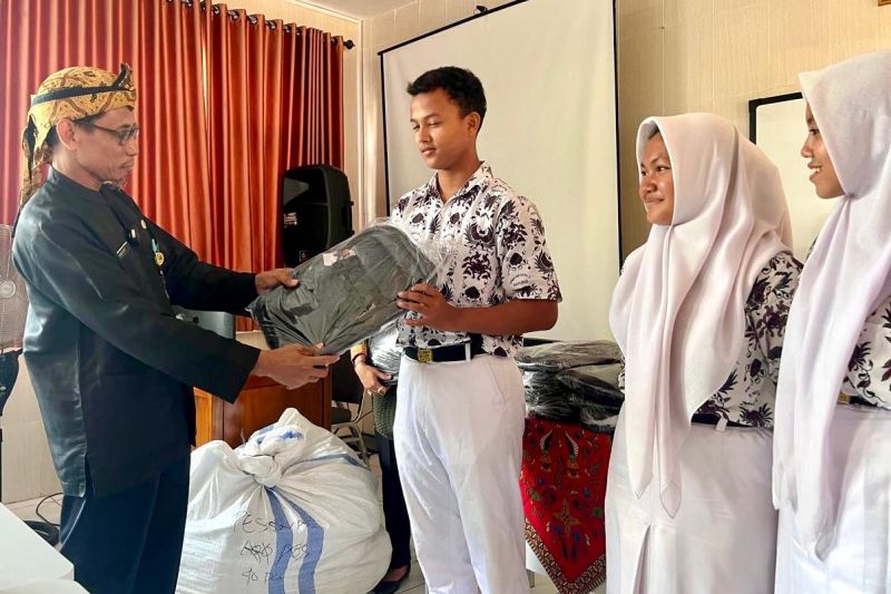 Pemprov Jateng bantu perlengkapan sekolah siswa terdampak rob Sayung