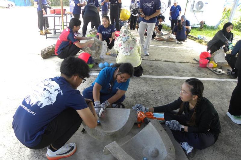Pembuatan bola terumbu karang dukung restorasi habitat laut di Brunei