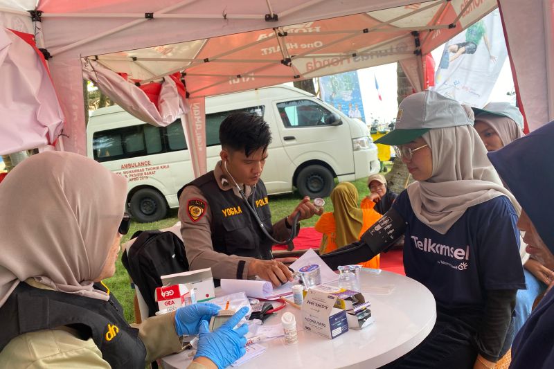 Polisi beri layanan kesehatan gratis ke peserta WSL Krui Pro 2025