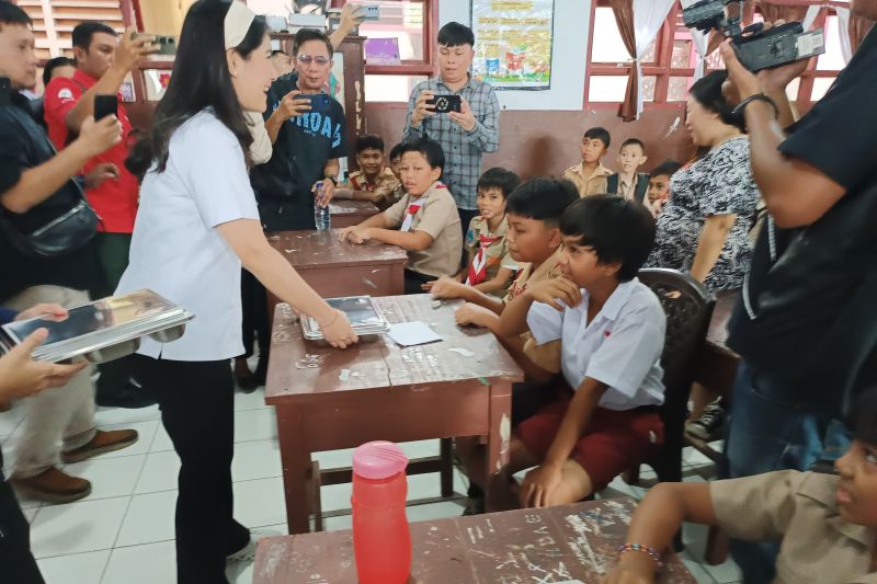 Wamendukbangga/BKKBN bagikan makan bergizi gratis di Minahasa Utara