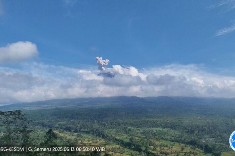 Gunung Semeru erupsi Jumat pagi, tinggi letusan capai 700 meter