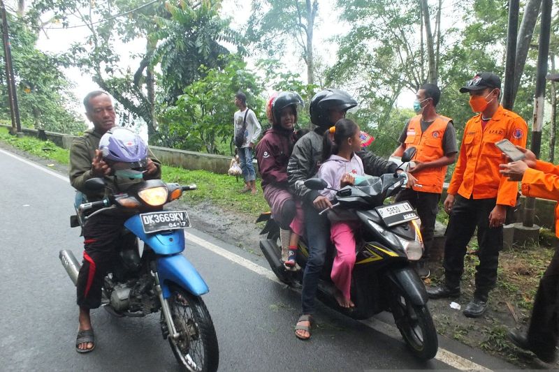 Gunung Raung kembali erupsi, kolom abu capai 1.000 meter di puncak