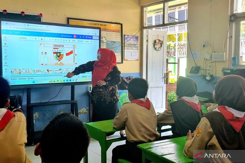 Sejumlah guru Banyumas usul sekolah terima lebih dari satu smartboard