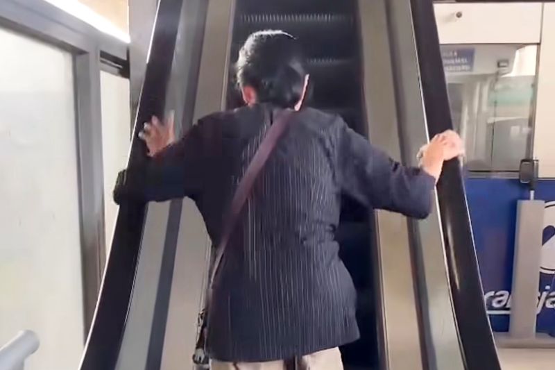 Transjakarta perbaiki eskalator Halte Cipulir yang rusak