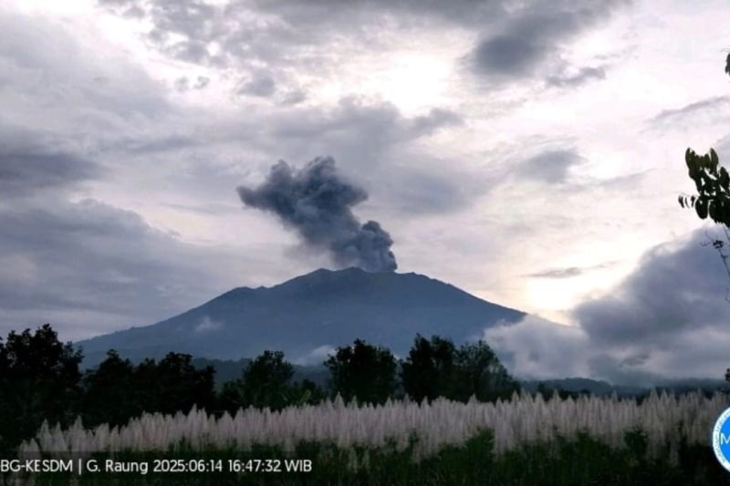 Tinggi letusan Gunung Raung saat erupsi capai 1.500 meter