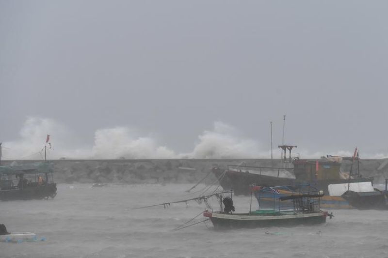 Topan Wutip terus menguat di Hainan, China Selatan