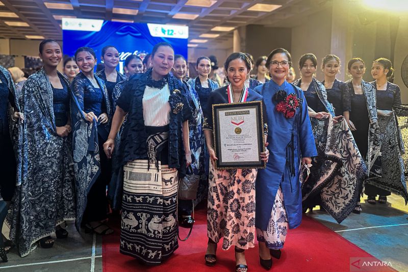 Rekor, 498 perempuan gelar “fashion show” pamerkan wastra RI