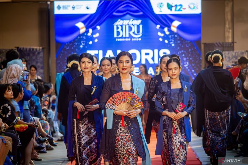 Simak kembali warta soal Ahmad Dhani, rekor "Swarna Biru"