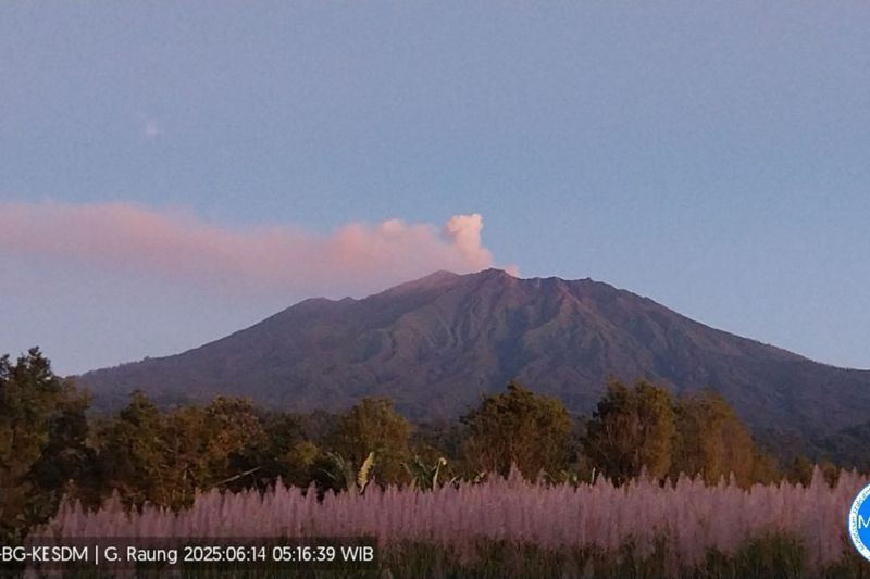 Gunung Raung kembali erupsi dengan tinggi letusan 750 meter