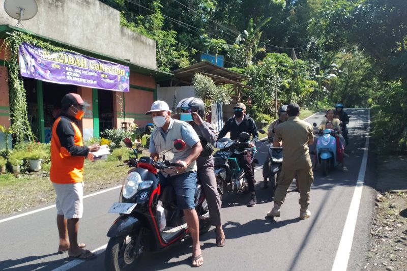 BPBD Jember bagikan masker ke warga terdampak erupsi Raung