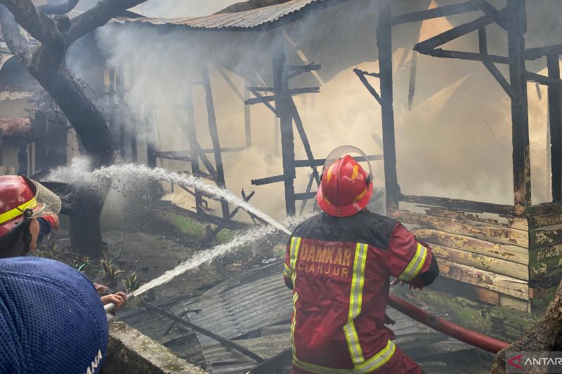 4 rumah & satu masjid terbakar di Cianjur, akibat kompor mainan anak