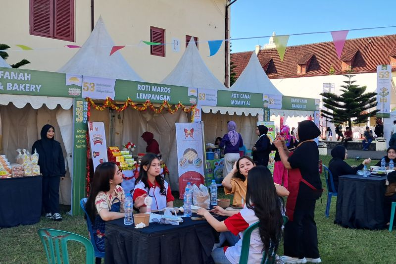 Pembagian 53 ribu roti di Makassar pecahkan rekor MURI