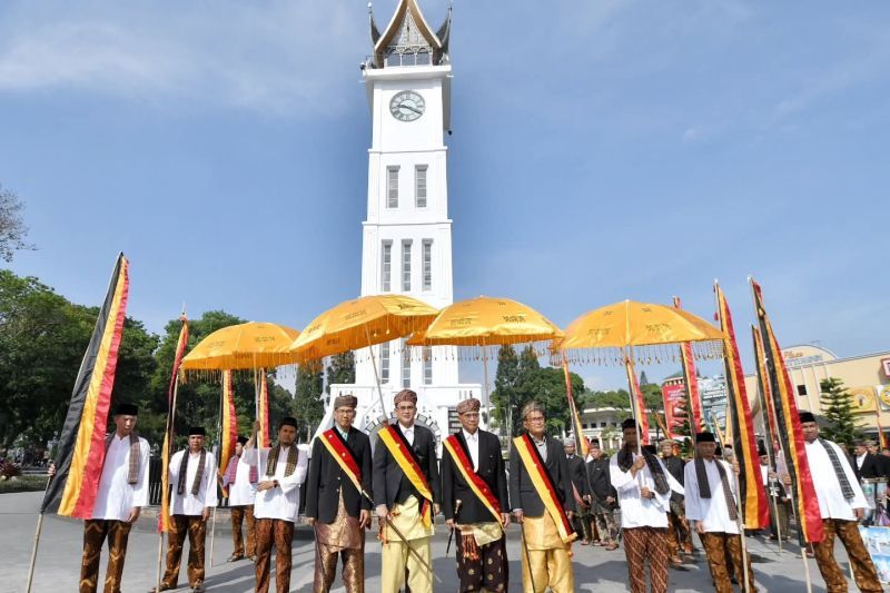 jam-gadang-sang-penunjuk-waktu-ikon-bukittinggi