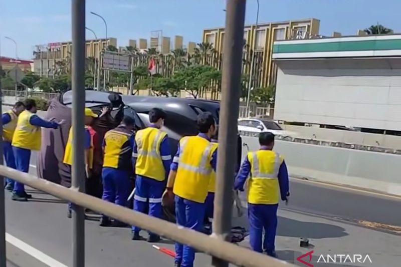 Mobil pengangkut Ferrari Purosaunge terbalik di Tol Cengkareng Jakbar