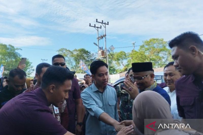 wapres-gibran-kunjungi-pasar-rakyat-tabalong-kalsel