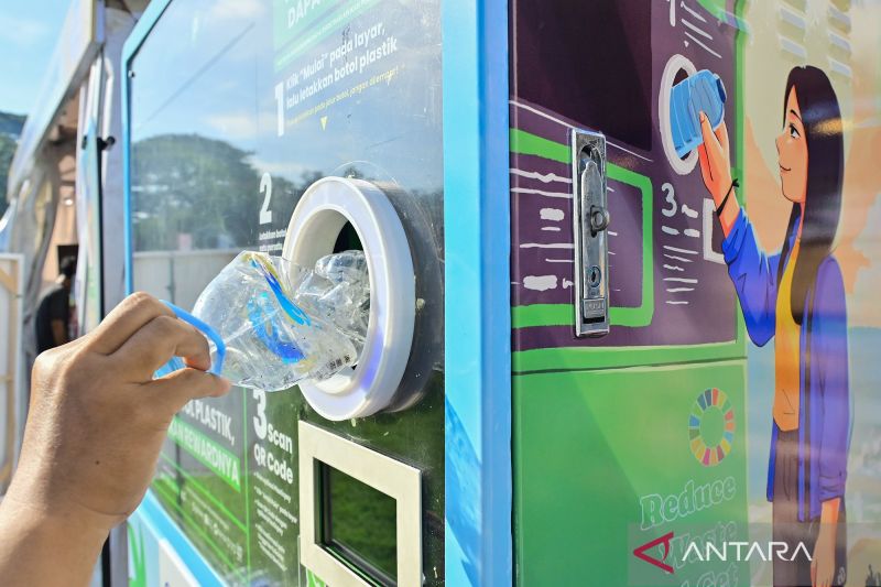 Beginilah antran di mesin penukar botol plastik di Denpasar, sampah jadi rupiah