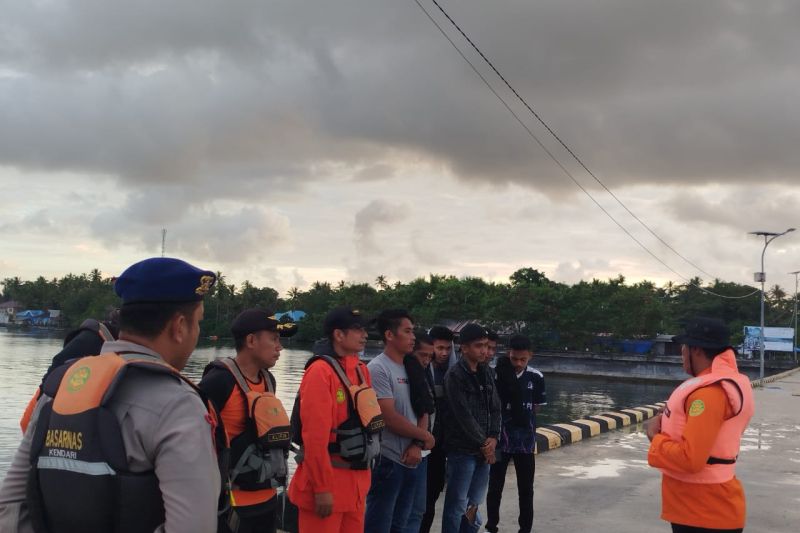 Kapal dihantam badai, enam penumpang kapal dievakuasi SAR Wakatobi