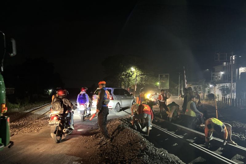 Daop 7 Madiun perbaiki geometri perlintasan di tiga kabupaten