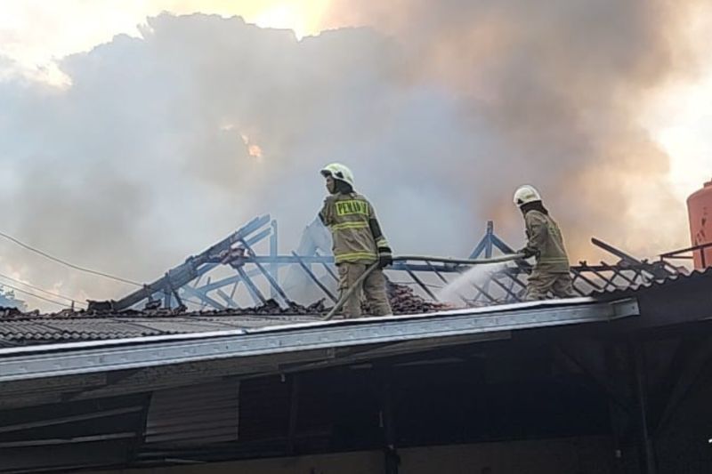 Bangunan Mess Sepolwan terbakar, Polisi sebut akibat colokan listrik