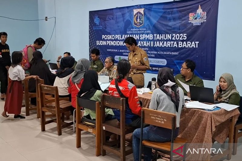 Ratusan orang tua murid banjiri posko pengaduan PMB SMA 78