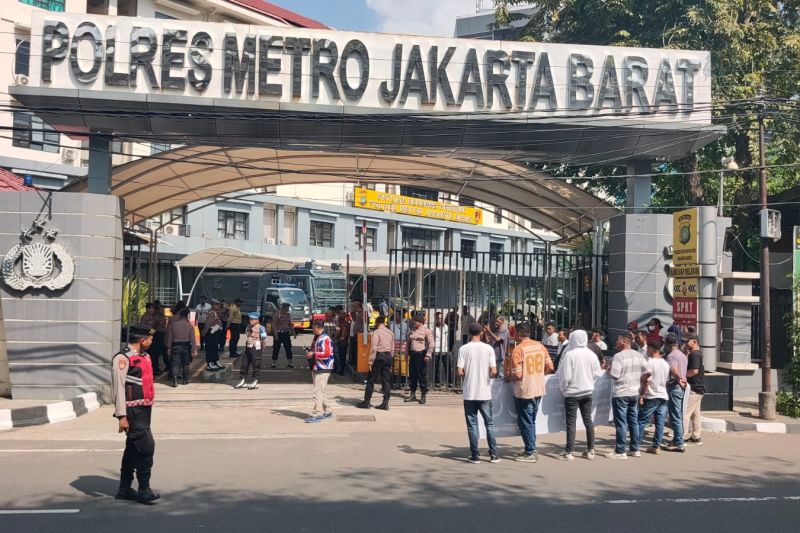 ada-aksi-damai-di-depan-polres-jakbar-terkait-kasus-investasi-bodong