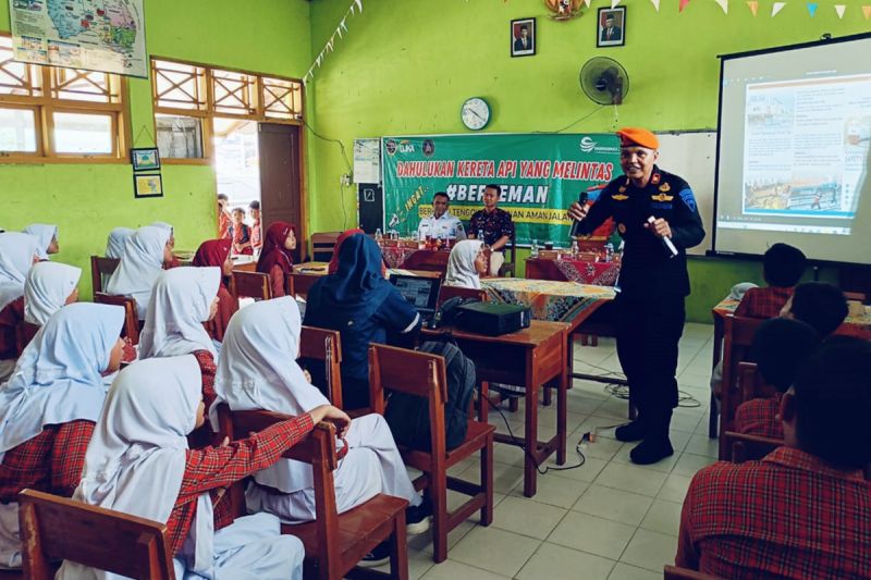 kai-semarang-intensif-sosialisasi-keselamatan-perlintasan-ke-pelajar