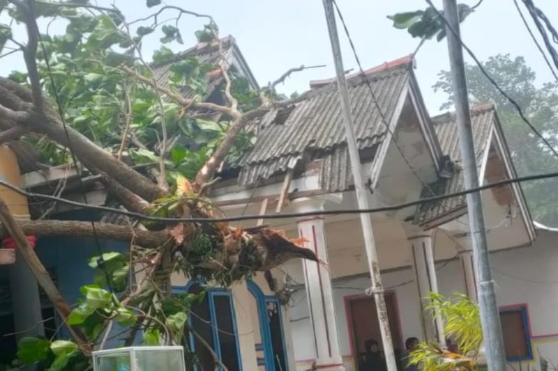 Belasan rumah di Pulau Sabira rusak diterjang angin kencang