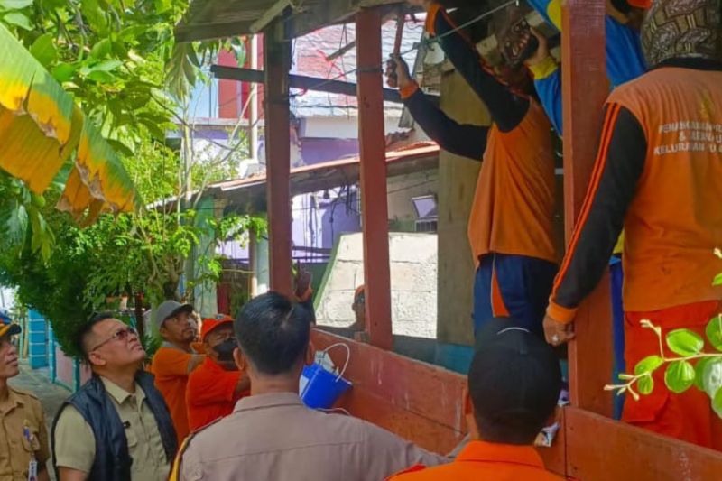 Petugas gabungan bantu warga tangani angin kencang di Pulau Kelapa Dua