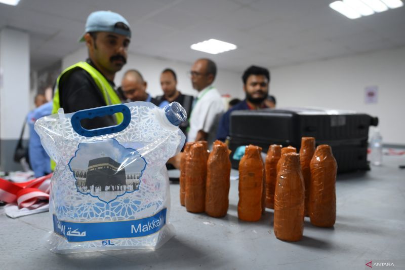 Hindari dibongkar, jamaah diimbau tak selundupkan air zamzam di koper