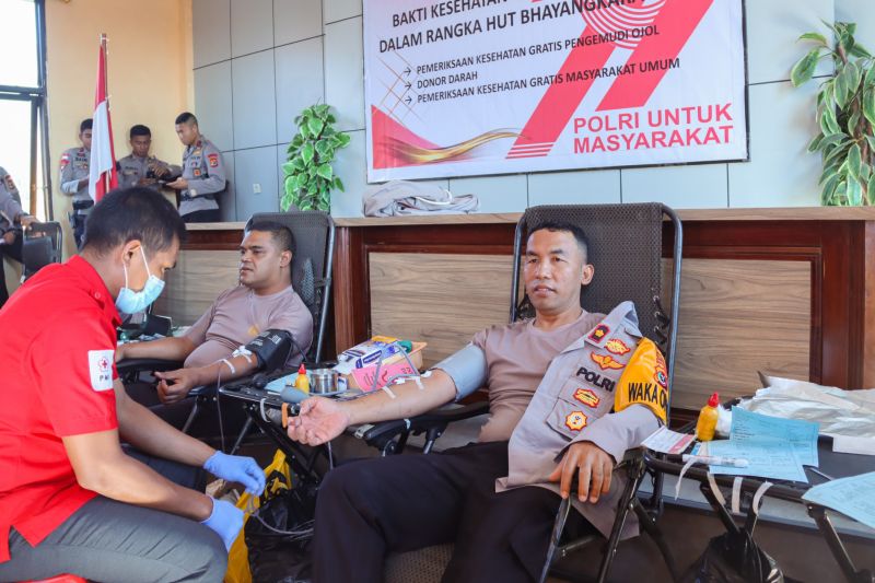Polres Manggarai menggelar donor darah bantu penuhi kebutuhan darah