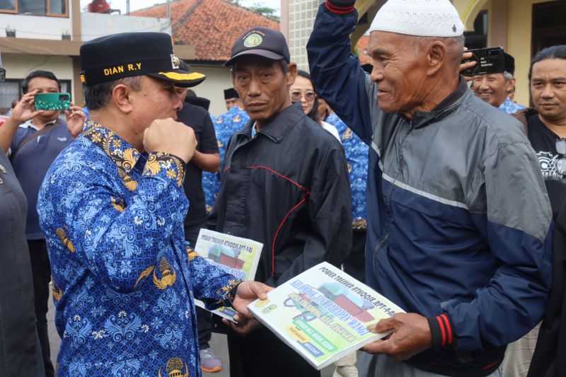 pemkab-kuningan-salurkan-bantuan-benih-dan-alsintan-untuk-petani