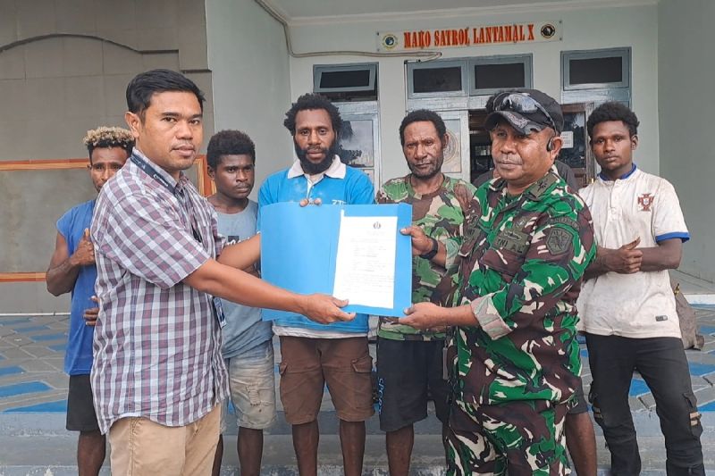 TNI AL Jayapura serahkan enam WNA PNG ke Imigrasi 