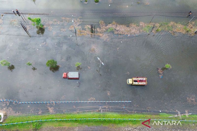 Jalan Raya Porong dan rel kereta di Sidoarjo terendam banjir