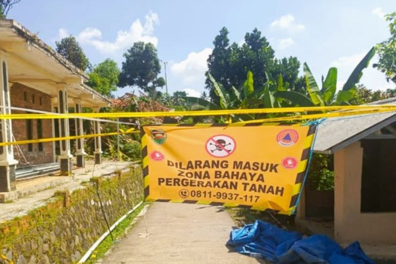Pemkab Purwakarta imbau warga jauhi lokasi bencana tanah bergerak