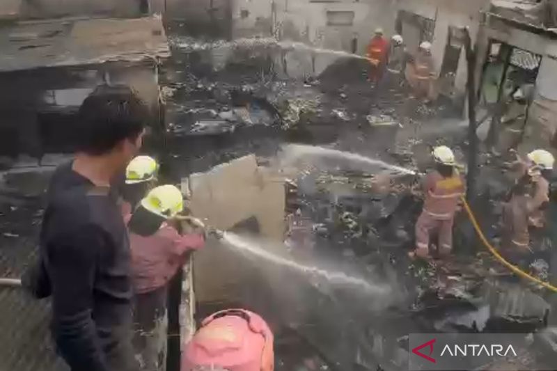 Seorang pria terluka parah saat bantu padamkan kebakaran di Palmerah