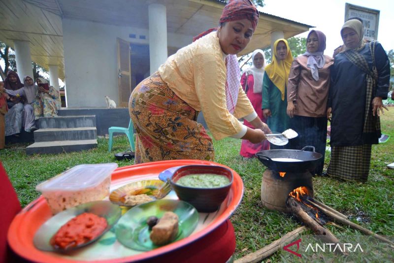 rendang-belut-sebagai-keseimbangan-ekosistem-sawah-menjadi-kulinet-khas-pangian-tanah-datar