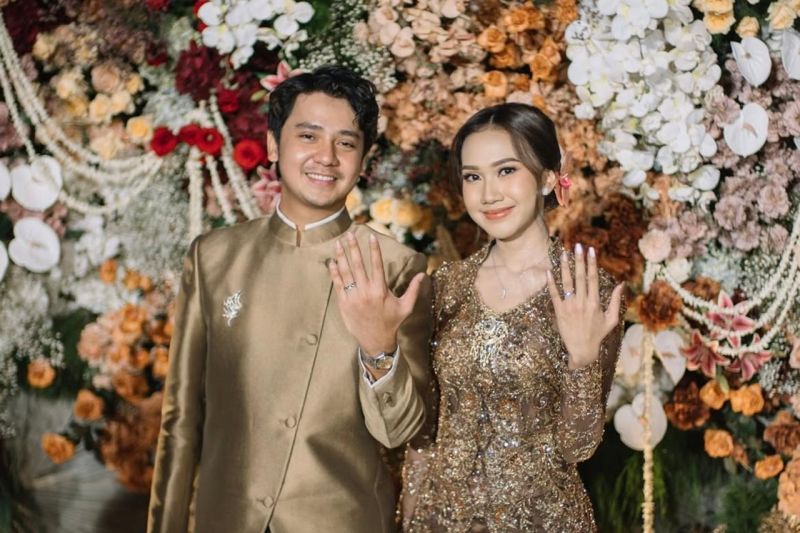 Arbani Yasiz resmi bertunangan dengan Raissa Ramadhani 