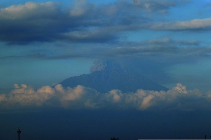Gunung Raung kembali erupsi dengan letusan setinggi 1.200 meter