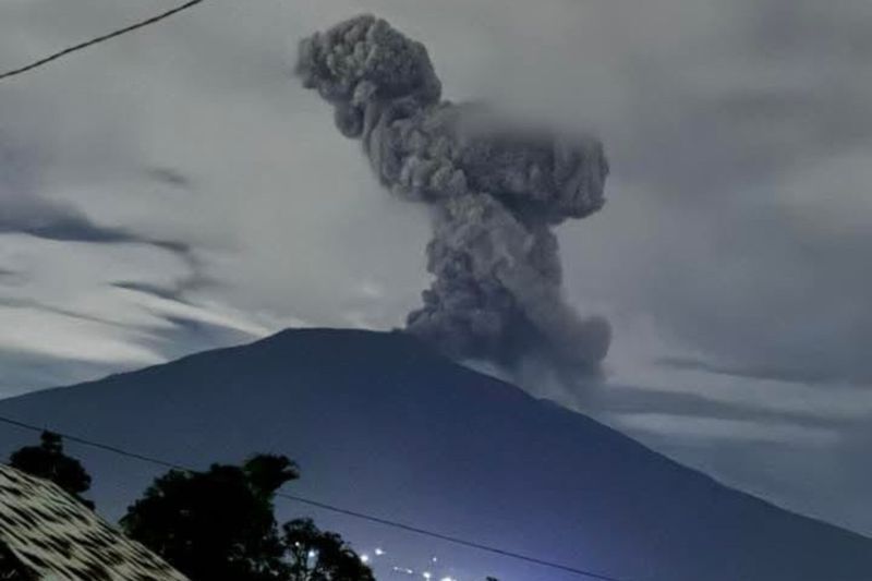 Gunung Marapi Sumbar kembali erupsi dengan abu capai 700 meter