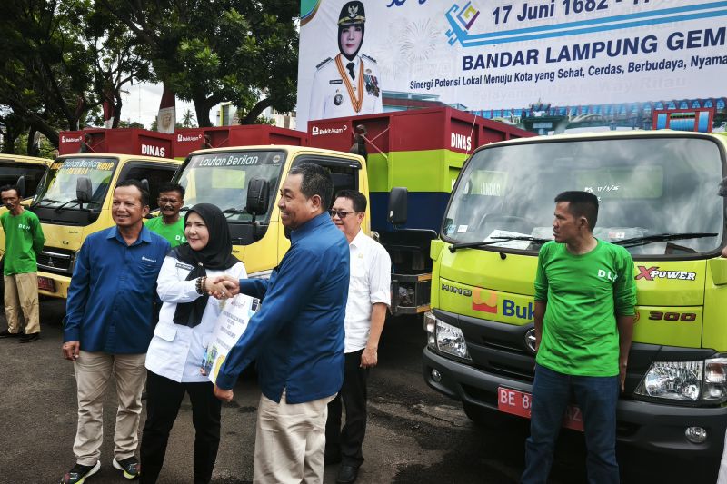 Pemkot Bandarlampung terima bantuan tujuh mobil pengangkut sampah