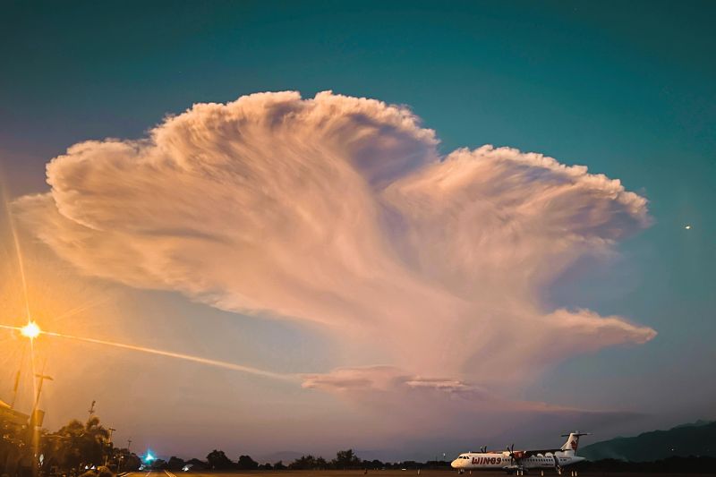 erupsi-lewotobi-sejumlah-maskapai-batal-terbang-ke-3-bandara-ntt