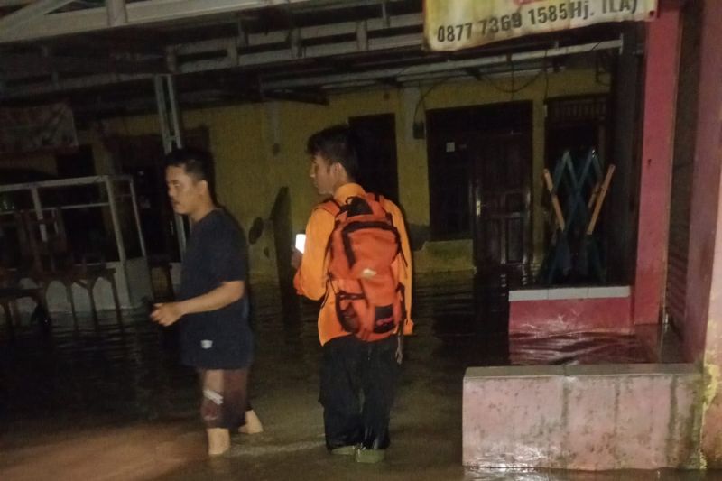 Hujan lebat, 90 rumah hingga kantor desa di Serang terendam banjir