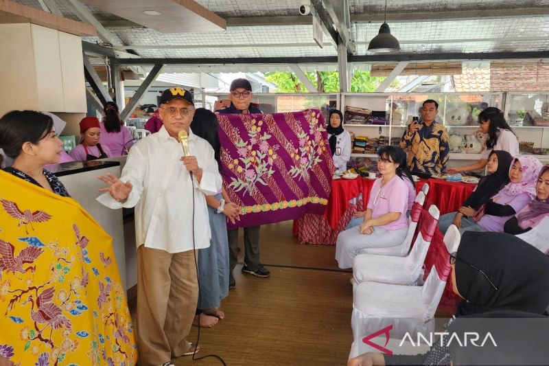 Samuel Wattimena kurasi produk karya napi Lapas Perempuan Semarang