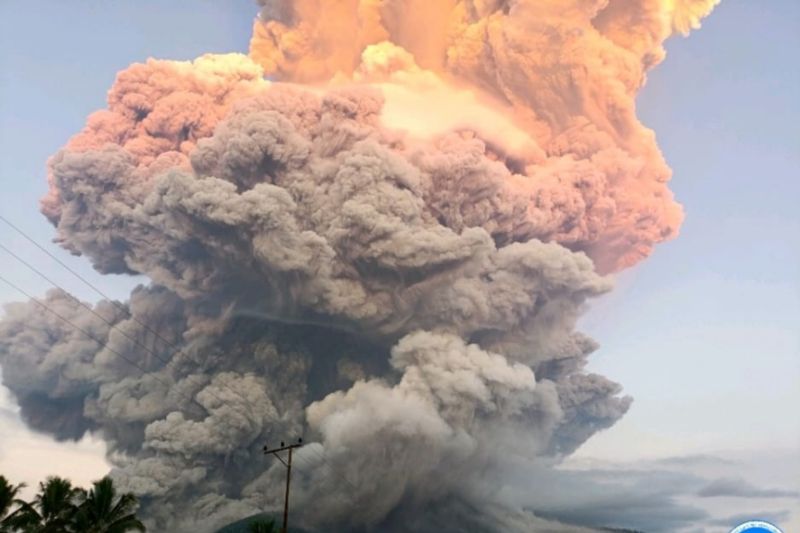 BMKG imbau warga pakai masker waspadai abu vulkanik Gunung Lewotobi
