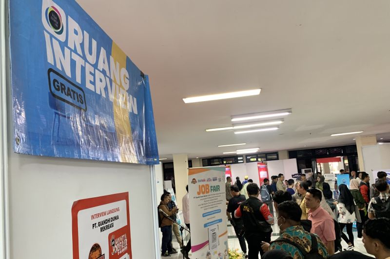 Ribuan pencari kerja datangi pameran bursa kerja di Jakut