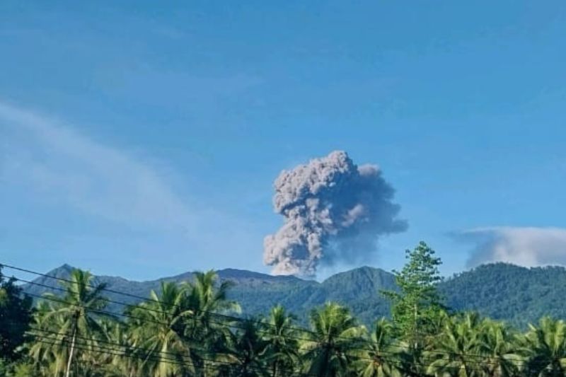 Gunung Dukono erupsi, abu vulkanik capai 1.200 meter dari puncak